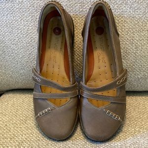 Unstructured Clarks 7.5 brown Mary Jane